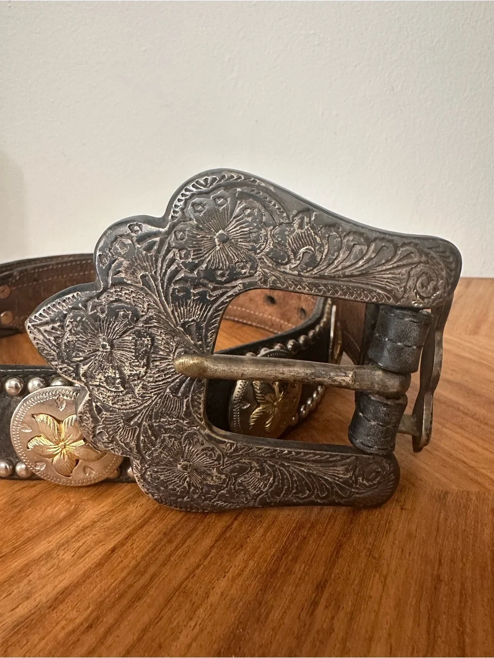 Vtg Studded Silver Gold Toned Conchos Western Leather Belt SZ S/M Ornate Buckle